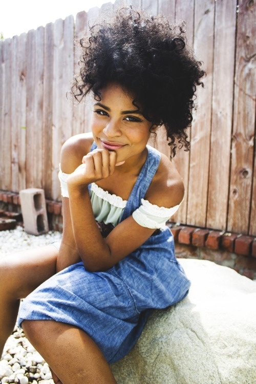 Đôi khi bạn cũng có thể biến tấu uốn xoăn trên đỉnh để có một cái nhìn sáng tạo hơn với mái tóc xoăn nhàm chán của mình. Nó sẽ khiến người đối diện hình dung bạn đang đội một bộ tóc xoăn giả ở trên đầu. Chắc chắn đây là kiểu tóc xoăn cực kỳ phá cách mà có lẽ bạn nên thử một lần trong đời.