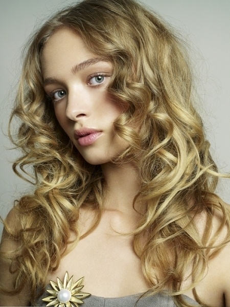 Với độ dài ngang lưng, bạn nên uốn xoăn mái tóc với những lọn nhỏ đẹp. Để có được độ phồng và sóng tóc, bạn lấy khăn lau khô tóc sau khi gội và dùng kem dưỡng tóc loại loãng thoa lên tóc ướt, nó sẽ giúp kiểm soát các lọn xoăn tốt hơn. 