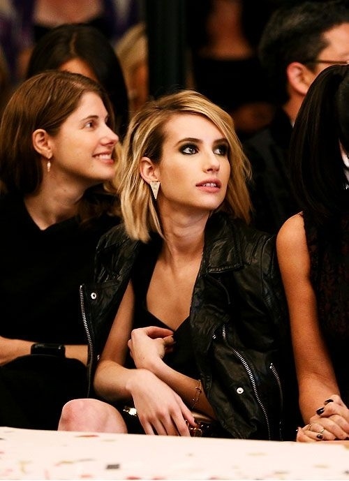 Để sở hữu vẻ đẹp sang trọng mà vẫn quyến rũ như Emma Roberts, bạn nên tập trung trang điểm cho đôi mắt với tông màu đậm và thoa son môi gam màu nhẹ thật tự nhiên.