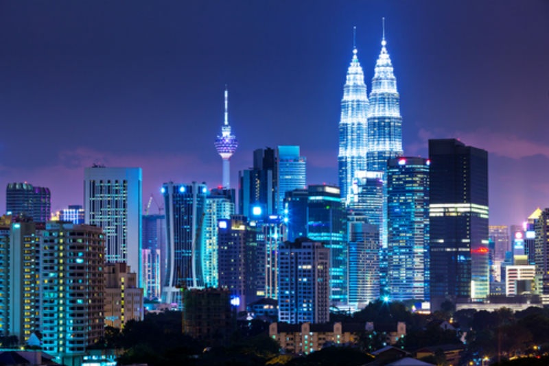 5. Kuala Lumpur, Malaisia: Kuala Lumpur tự hào là thành phố có những trung tâm mua sắm lớn nhất thế giới. Rất nhiều cửa hàng có những đợt giảm giá kéo đến vài tháng, đó là lý do tại sao việc mua được một món hàng hiệu giá hời ở Malaysia luôn là điều có thể. Khu vực bán lẻ hàng đầu ở thành phố này là Bukit Bintang, nhưng trong thành phố luôn có rất nhiều điểm mua sắm giá trẻ cho du khách lựa chọn.