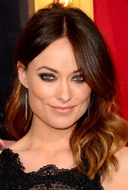 Với đôi mắt sáng đẹp, Olivia Wilde chỉ cần trang điểm mắt khói nhẹ nhàng với chút ánh kim cũng khiến khuôn mặt của cô trở nên cá tính và sắc sảo hơn.