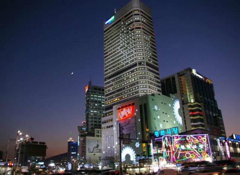 6. Seoul, Hàn Quốc: Mua sắm ở Seoul là sự kết hợp giữa những cửa hàng kiểu mới và những khu chợ kiểu cũ. Địa điểm lý tưởng cho mua sắm là quận bán lẻ Apgujeongdong, với những món đồ của các thương hiệu cao cấp, những bộ sưu tập mới nhất của các nhà thiết kế. Chợ Dongdaemun là một điểm đến mua sắm nổi tiếng khác với những khu chợ bán đồ địa phương tuyệt vời và các trung tâm mua sắm sầm uất.