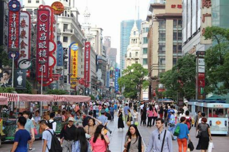 7. Thượng Hải, Trung Quốc: Thượng Hải là nơi bạn sẽ tìm thấy nhiều cửa hàng đồ hiệu của những hãng nổi tiếng thế giới. Khi đã hoàn thành việc mua sắm tại các trung tâm thương mại lớn, bạn chắc chắn sẽ muốn ghé qua khu chợ đồ cổ Dong Tai Lu chiêm ngưỡng những món đồ cổ, đồ thủ công truyền thống.