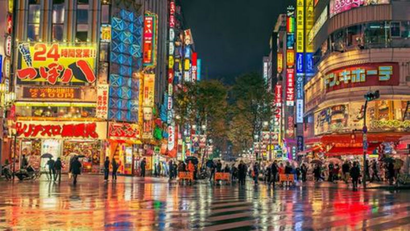 1. Tokyo, Nhật Bản: Tokyo là thành phố có rất nhiều khu vực lý tưởng cho việc mua sắm. Bạn có thể mua đồ tại các cửa hàng sang trọng của những thương hiệu nước ngoài nổi tiếng. Hãy ghé thăm Akihabara nếu muốn chọn đồ điện tử, Ginza khi muốn mua đồ nội thất và quần áo, Shibuya và Harajuku nếu muốn tìm những bộ quần áo từ thời thượng nhất đến kỳ quặc nhất.