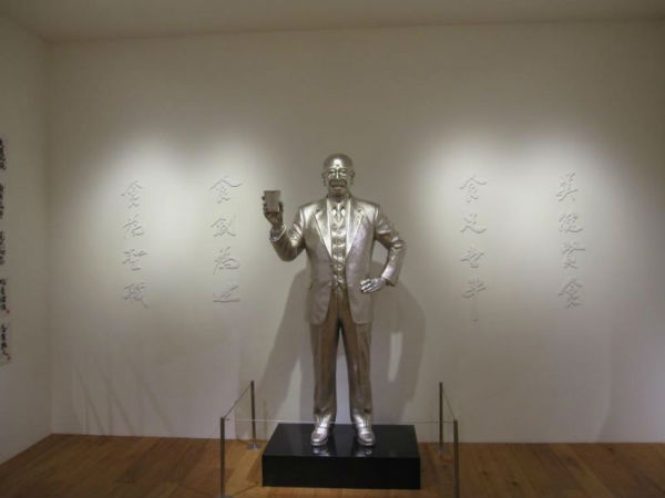 Bức tượng ông Momofuku Ando được dựng tại bảo tàng