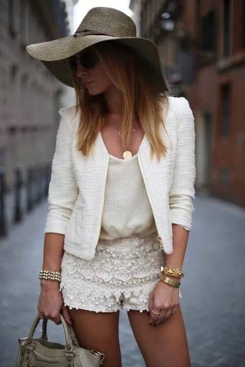 Khi xu hướng ren lên ngôi, quần short ren cũng được phái đẹp săn đón nhiệt tình. Có thể bạn không tin nhưng quần short ren kết hợp được với rất nhiều kiểu áo và chất liệu. Chắc chắn bạn sẽ cực kỳ nổi bật với phong cách đường phố tinh nghịch này.