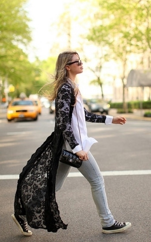 Với chiếc cardigan ren dáng dài, bạn sẽ vô cùng cá tính và năng động cùng quần jean, áo sơ mi.