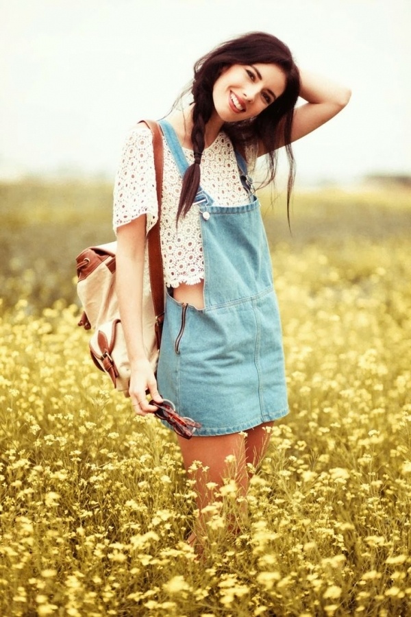 Vẻ ấn tượng của chiếc áo crop top ren kết hợp với kiểu nghịch ngợm của quần yếm lại mang đến cho bạn gái sự dễ thương và nữ tính.