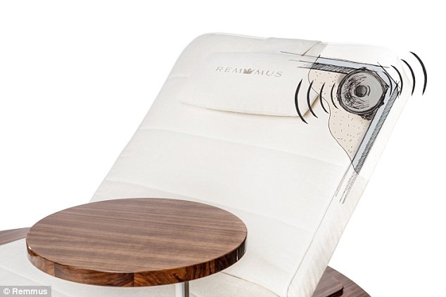 Chiếc ghế tắm nắng hiện đại này còn cung cấp cho bạn một ổ sạc pin cho những chiếc điện thoại thông minh hay Ipad, một ngăn mát để đựng đồ uống và một hệ thống phun sương khi bạn cảm thấy nóng bức.