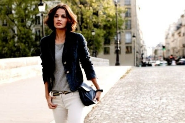 7 cach mix do sanh dieu voi quan jeans trang hinh anh