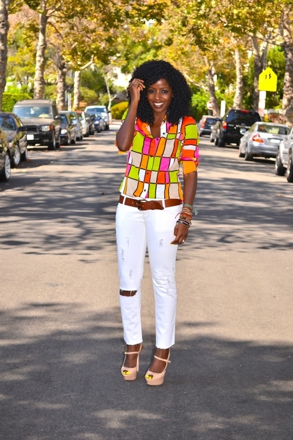 Nổi bật và tươi sáng là những gì mọi người nghĩ về bạn khi bạn kết hợp jeans trắng với những tông màu sặc sỡ như cam, hồng tươi, tím hay có thể là tất cả những màu sắc trên.