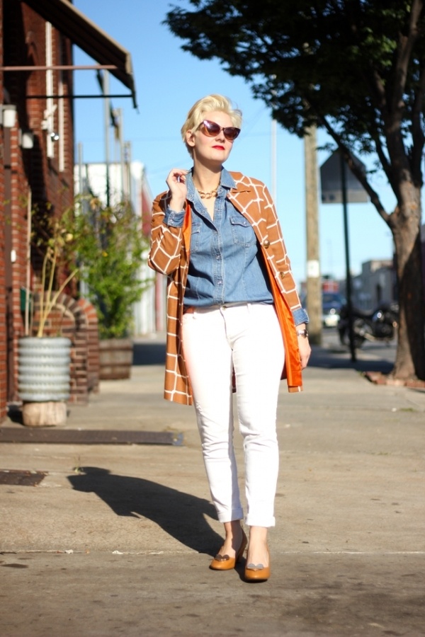 Không chỉ đẹp và cá tính, những chiếc áo denim còn giúp bạn trở nên nữ tính hơn rất nhiều khi kết hợp với chiếc quần jean trắng. 