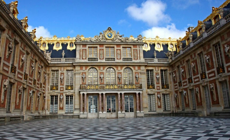 1. Cung điện Versailles - Pháp: Đây được coi là cung điện Hoàng gia được bảo quản tốt nhất nằm ở Versailles, ngoại ô của Paris. Cung điện Versailles ghi dấu những tinh hoa của nghệ thuật kiến trúc Pháp thế kỷ 17-18 và được coi là một trong những lâu đài đẹp và lớn nhất châu Âu. 3 bộ phim nổi tiếng có sự góp mặt của cung điện Versailles là Vanmont, Quills và Sofia Coppola đều đạt được những giải thưởng phim danh giá trên thế giới. 
