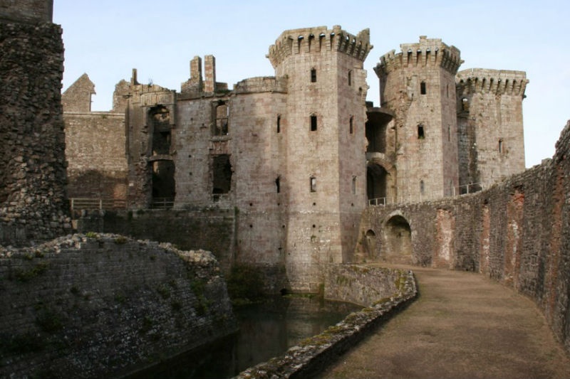 2. Lâu đài Raglan - Anh: Được xây dựng từ thế kỷ thứ 12 và trải qua nhiều biến cố lịch sử, Raglan đã được sửa chữa trùng tu và xây dựng thêm nhiều chi tiết mới. Tuy nhiên, nét kiến trúc độc đáo từ thời xưa và hình dạng nguyên sơ của lâu đài vẫn còn tồn tại cho đến ngày nay. Raglan cũng từng xuất hiện trong các bộ phim như Time Bandits của Terry Gilliams, The Song Remains the Same của Led Zeppelin và các series truyền hình thực tế chương trình Merlin nổi tiếng của đài BBC.