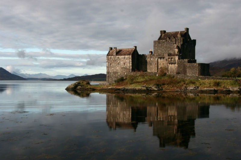 4. Lâu đài Eilean Donan - Scotland: Eilean Donan nằm trên một hòn đảo nhỏ ở Loch Duich, vùng Cao nguyên phía Tây của Scotland. Lâu đài này được xây dựng vào đầu thế kỷ 13 để chống lại những người Viking. Ngày nay, lâu đài là một trong những di tích được chụp ảnh nhiều nhất tại Scotland và là một địa điểm phổ biến cho các đám cưới cũng như địa điểm quay phim. Nó đã xuất hiện trong các phim như Highlander, The World Is Not Enough và Made of Honor.