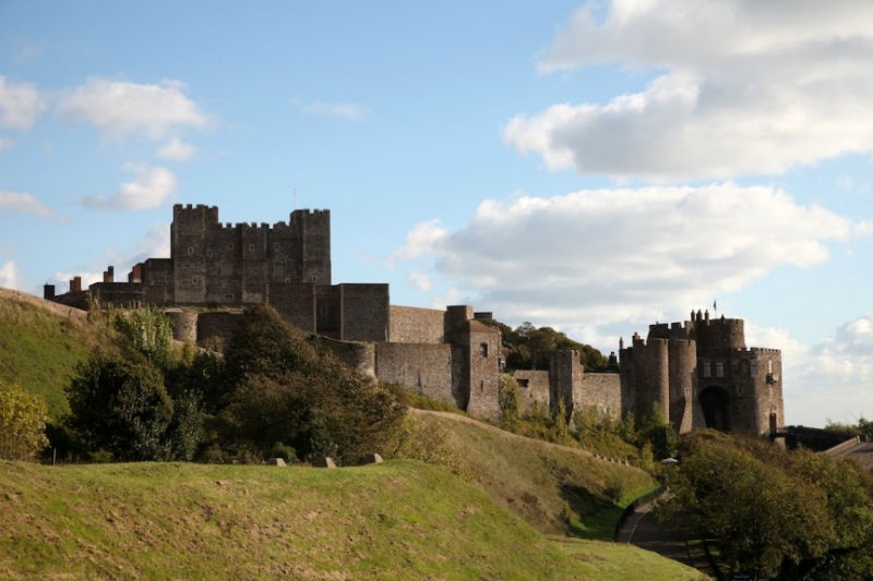 5. Lâu đài Dover- Anh:  Lâu đài Dover là một lâu đài thời trung cổ, được xây dựng vào thế kỷ 12 dưới thời vua Henry II và được xem là “chìa khóa của nước Anh” vì vị trí chiến lược của nó trong vai trò phòng thủ cho đảo quốc sương mù. Dover cũng được du khách biết đến qua những bộ phim nổi tiếng: The Mind of Evil, The Wind of the Willows và bộ phim gần nhất là The Other Boyen Girl với diễn xuất của Natalie Portman và Scarlett Johansson.