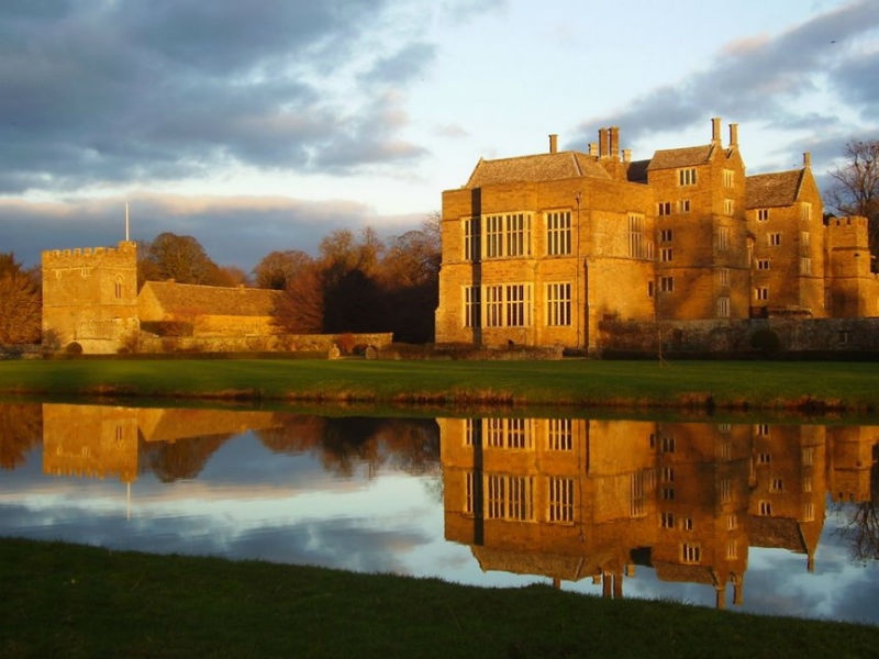 6. Lâu đài Broughton - Anh: Broughton được coi là một thái ấp thời trung cổ của dòng họ Seele và Saye nằm gần Banbury, Oxfordshire. Tuy nhiên, lâu đài này đã không được sử dụng nhiều từ năm 1990, nhưng lại được nhiều đạo diễn Hollywood phát hiện và đưa vào các bộ phim của mình. Điển hình là các bộ phim The Madness of King George, Shakespeare in Love và Three Man and a Baby.