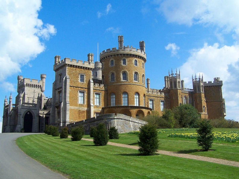 7. Lâu đài Belvoir - Anh: Nằm ở hạt Leicestershire, Belvoir được biết đến là nơi ở của nhiều gia đình quý tộc ở Anh. Một số bộ phim và chương trình truyền hình đã được quay tại đây kể từ những năm 1980.  Nổi tiếng nhất là bộ phim The Da Vince Code với sự diễn xuất của chàng tài tử Tom Hanks. Ngoài ra, Belvoir cũng xuất hiện trong phim Young Sherlock Holmes.