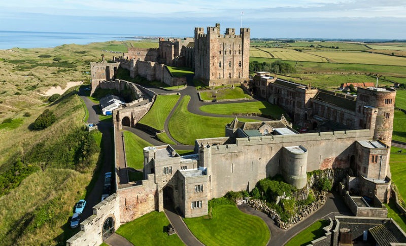 8. Lâu đài Bamburgh – Anh: Bamburgh nằm ở Northumberland, ban đầu được xây dựng với mục đích chống lại nhiều cuộc tấn công từ Scotland. Sau đó, nó thuộc quyền sở hữu của gia đình dòng họ  Amstrong và hiện nay đã trở thành điểm tham quan yêu thích của nhiều du khách. Bamburgh xuất hiện trong nhiều bộ phim từ những năm 1920 như Ivanhoe (Elizabeth Taylor), El Cid (Charlton Heston), cả hai đều được đề cử cho ba giải Oscar.
