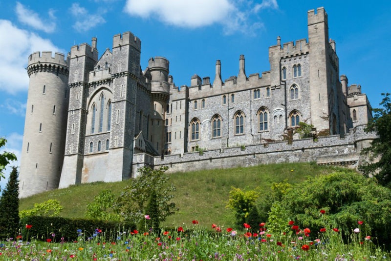 9. Lâu đài Arundel – Anh: Thuộc địa phận quận West  Sussex, lâu đài gần nghìn năm tuổi này nổi tiếng nhờ xuất hiện trong một loạt bộ phim nổi tiếng như loạt phim Doctor Who hay The Madness of  King George... Arundel được xây dựng từ năm 1067, đã từng có thời gian bị hư hại nghiêm trọng, nhưng sau đó nó nhanh chóng được tái thiết. Lâu đài là nơi ở của các công tước vùng Norfolk và tổ tiên của họ trong hơn 850 năm.