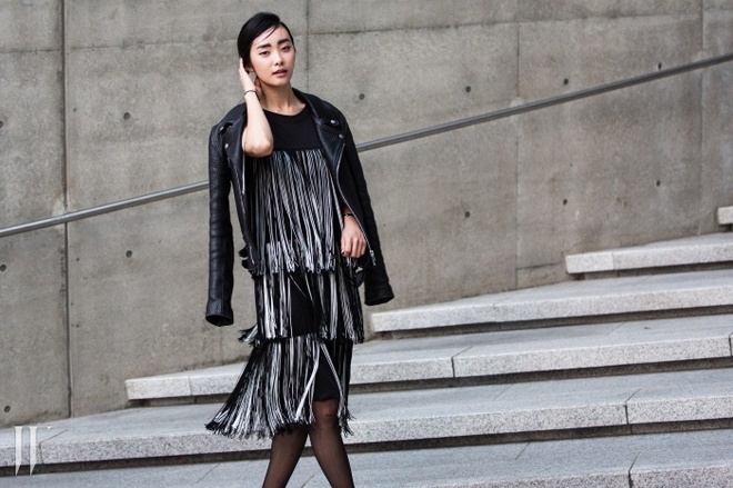 Một cách kết hợp váy tua rua với áo khoác da thật đẳng cấp, giúp cô nàng fashionista xứ Hàn hút mọi ánh nhìn trên phố.