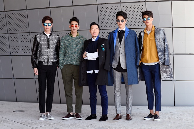 Không thua kém phái đẹp, các chàng trai xứ củ sâm luôn biết cách để thật nổi bật giữa chốn đông người, dù là kết hợp nguyên cây đen, hay vận dụng sức thu hút từ các họa tiết độc đáo.