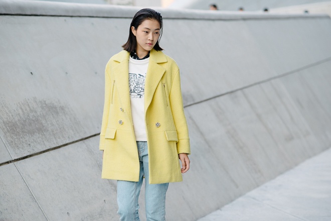 Hoặc những kiểu blazer dáng rộng với những gam màu pastel ngọt ngào như hồng nhạt, vàng nhạt …