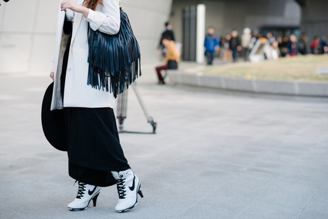  Mốt tua rua chứng tỏ sức hút mãnh liệt không kém denim, khi xuất hiện khắp các tuần lễ thời trang đình đám, từ New York, Milan, Paris, London… , và giờ đây là ở Seoul.