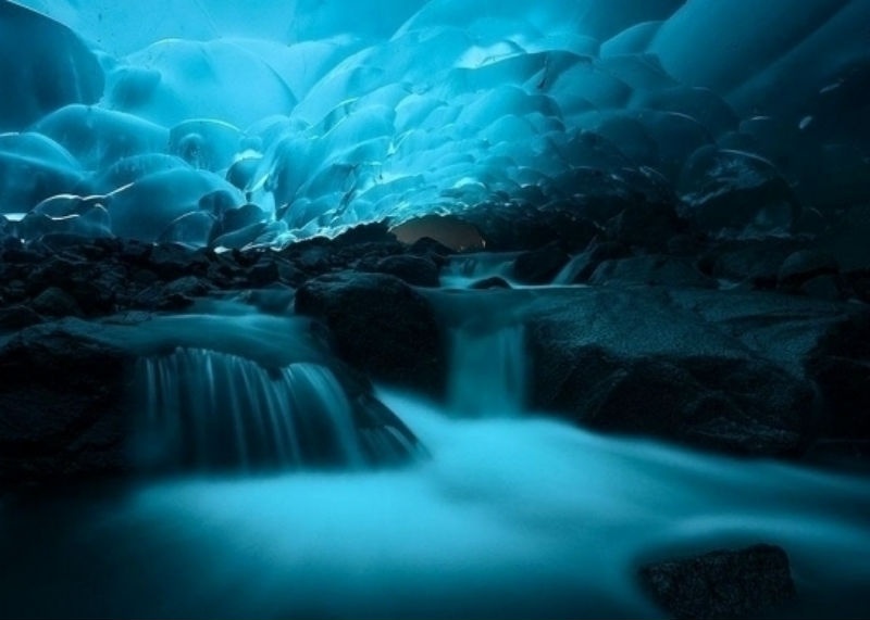 1. Động băng Mendenhall Glacier, Alaska: Đây chắc chắn là một trong những địa danh mang vẻ đẹp siêu thực hàng đầu của Mỹ. Các hang động đá trông giống như những cơn sóng băng và mang lại cho du khách cảm giác như đang ở dưới nước.