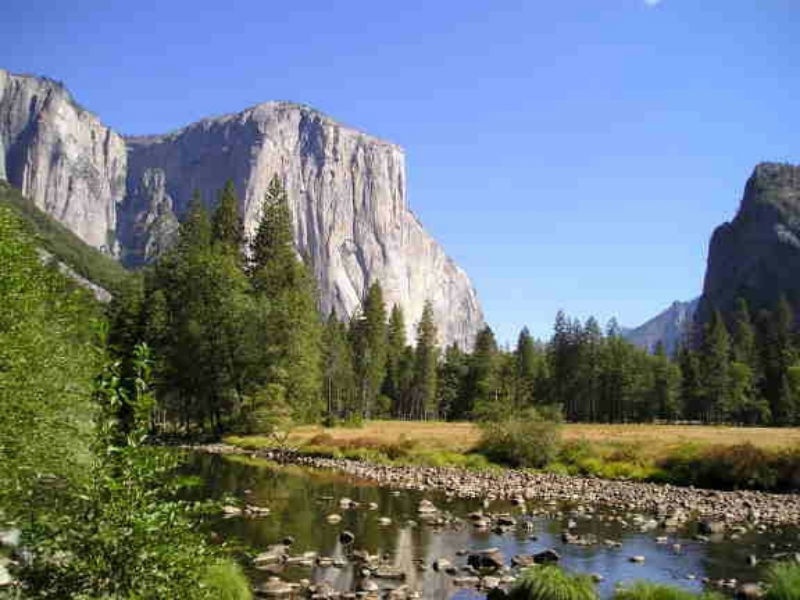 4. Thung lũng Yosemite, California: Thung lũng Yosemite được bao phủ bởi rừng thông xanh bạt ngàn và những vách đá granite hùng vĩ. Tới đây, bạn sẽ thỏa sức leo núi, đi dạo trên những con đường mòn, hay ngồi cạnh dòng sông, và hòa làm một với thiên nhiên. Lưu ý là bạn không nên tắm ở sông bởi nước ở đây thực sự rất lạnh.