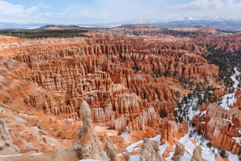 7. Vườn quốc gia Bryce Canyon, Utah: Đây chắc chắn sẽ là một trong những địa danh ấn tượng nhất nếu bạn ghé thăm. Bạn sẽ như lạc vào một thế giới khác bởi cấu trúc địa chất tuyệt đẹp của vườn Quốc gia này. Các kiến tạo đá màu đỏ, cam và trắng tạo ra cảnh quan vô cùng ngoạn mục cho du khách.