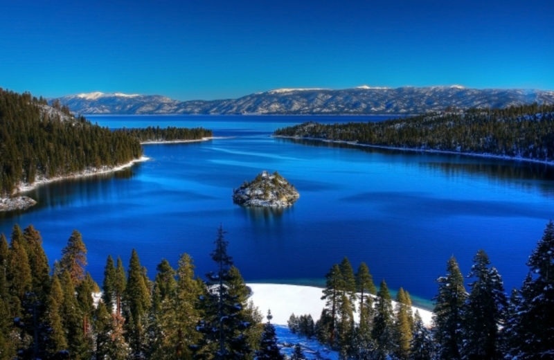 8. Hồ Tahoe, California: Tahoe là một khu trượt tuyết, nghỉ mát nổi tiếng dành cho các gia đình trong suốt kỳ nghỉ đông. Làn nước trong vắt và rất nhiều cây cối giúp Tahoe trở thành một địa điểm du lịch hoàn hảo.