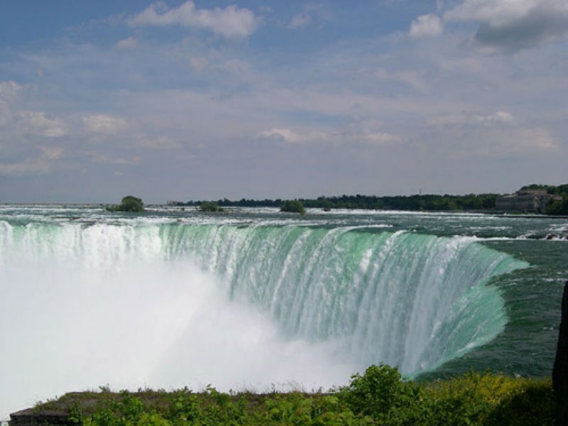 9. Thác Niagara, New York: Thác nước Niagara là một trong những địa danh nổi tiếng ở Mỹ, nó nằm dọc theo đường biên giới giữa Mỹ và Canada. Thác Niagara đẹp vào mọi mùa, nhưng có lẽ ấn tượng và thu hút nhiều du khách nhất khi thác nước đóng băng trong thời tiết lạnh giá của mùa đông.