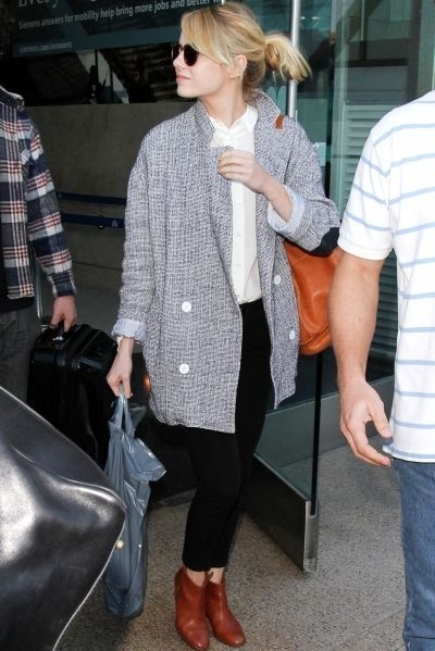 Emma Stone rất thoải mái và phong cách ở sân bay với set đồ sơ mi trắng + skinny + áo khoác len mỏng + bốt nâu