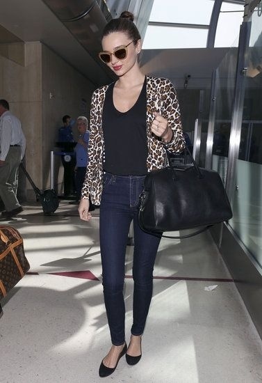 Thiên thần Miranda Kerr bỏ lại phong cách sexy, kiêu kỳ thường thấy mà trở nên giản dị với áo thun + quần jean + áo khoác mỏng họa tiết + giầy bệt xinh xắn.