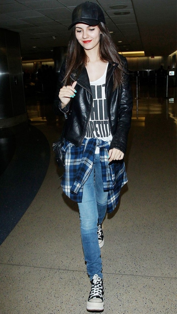 Giản dị mà vẫn cuốn hút như Victoria Justice khi kết hợp jeans skinny + áo thun + áo khoác da và một chiếc sơ mi kẻ buộc ngang lưng.