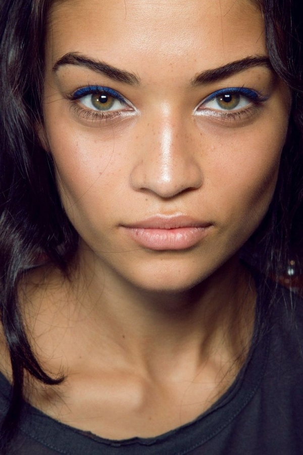 1. Thử kẻ mắt màu xanh navy: Nếu bạn muốn mắt bạn trông tươi sáng hơn, hãy bỏ qua kẻ mắt màu đen hoặc nâu cơ bản bạn vẫn thường dùng và thử nghiệm màu xanh navy xem sao. Tông màu này thực sự sẽ làm cho lòng trắng mắt của bạn sáng hơn. Đó là một sự tương phản trông cực kỳ đẹp và nổi bật.