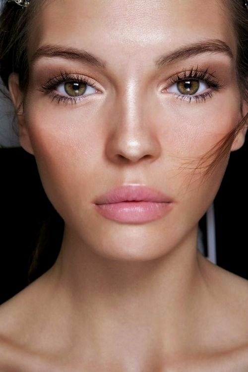 5. Đừng bỏ qua khu vực xương lông mày: Tô một chút bóng mắt sáng vào khu vực xương lông mày của bạn sẽ giúp đôi mắt trông sáng và đẹp hơn. Màu trắng là một lựa chọn phổ biến cho khu vực này.