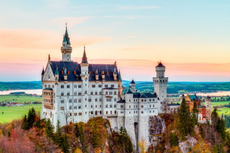 1. Lâu đài Neuschwanstein, Đức: Vua Ludwig II xứ Bavaria đã cho xây dựng lâu đài này vào năm 1868. Sau khi ông qua đời vào năm 1886, nơi đây được mở cửa cho du khách đến thăm quan và trở thành một trong những lâu đài nổi tiếng nhất châu Âu. Lâu đài trong bộ phim hoạt hình nổi tiếng “Người đẹp ngủ trong rừng” của Walt Disney được mô phỏng từ chính lâu đài Neuchwanstein.