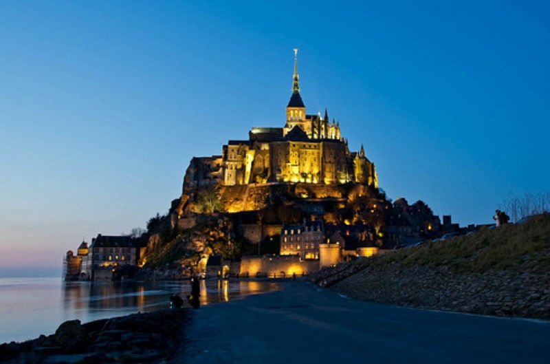 13. Mont Saint – Michel, Pháp: Lâu đài nằm trên một hòn đảo nhỏ ở Normandy, Pháp và được gọi là “Kỳ quan của phương Tây”. Nơi đây thu hút hơn ba triệu lượt khách thăm quan mỗi năm. Vương quốc Corona trong bộ phim 