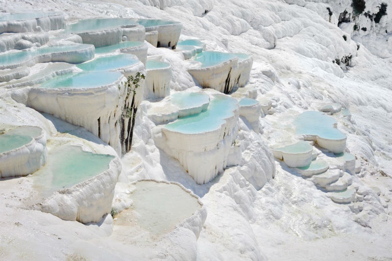 14. Pamukkale, Thổ Nhĩ Kỳ: Pamukkale, hay còn gọi là “Lâu đài bông” là một cảnh quan thiên nhiên nằm ở miền Tây Nam, Thổ Nhĩ Kỳ. Nơi đây nổi tiếng với những suối nước nóng nhìn giống như ruộng bậc thang cực kỳ độc đáo.
