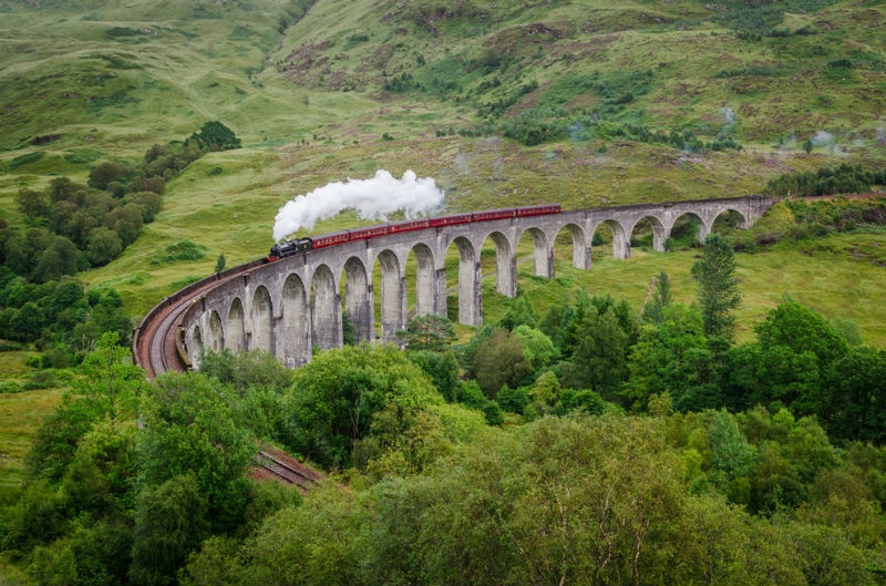 15. Glenfinnan Viaduct, Scotland: Cây cầu này có 21 mái vòm và là tuyến đường sắt được xây dựng vào năm 1898 ở Scotland. Những người hâm mộ phim “Harry Potter” hẳn sẽ nhận ra đây chính là hình ảnh con tàu Hogwarts Express chở Harry Potter và nhóm học sinh phù thủy từ Luân Đôn đến trường Hogwarts.