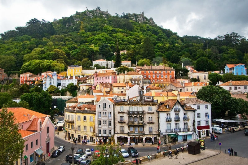 19. Sintra, Bồ Đào Nha: Sintra được công nhận là một trong những công trình kiến trúc lãng mạn nhất của thế kỷ 19. Nơi đây có cung điện Quốc gia Pena nằm trên đỉnh một ngọn đồi, và bạn có thể chiêm ngưỡng cung điện từ thành phố Lisbon vào một ngày đẹp trời.