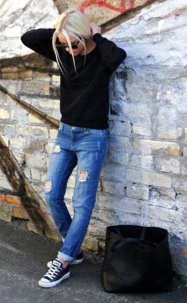 Bộ đôi quần jeans + giày thể thao tuy đơn giản nhưng rất thoải mái và có thể mix được với mọi trang phục.