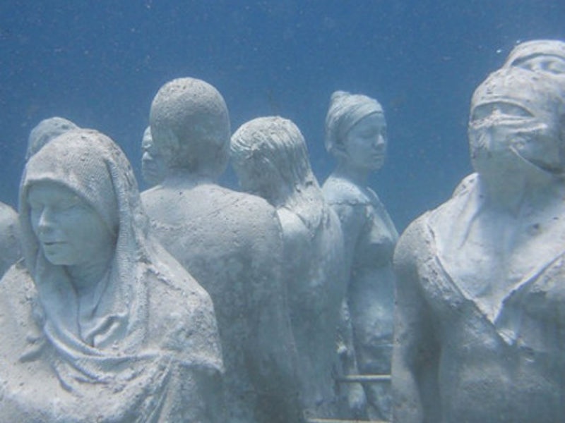 1. Bảo tàng dưới nước MUSA - Cancun, Mexico: Bảo tàng MUSA là nơi trưng bày hàng loạt tác phẩm của nhà điêu khắc người Anh - Jason deCaires Taylor trong vùng nước nông giữa Cancun và Isla de Mujeres, bang Quintana Roo. Các tác phẩm điêu khắc được làm từ bê tông có mục đích tạo môi trường thuận lợi cho các sinh vật biển cư trú sau khi các cơn bão phá hoại các rặng san hô dưới biển. 