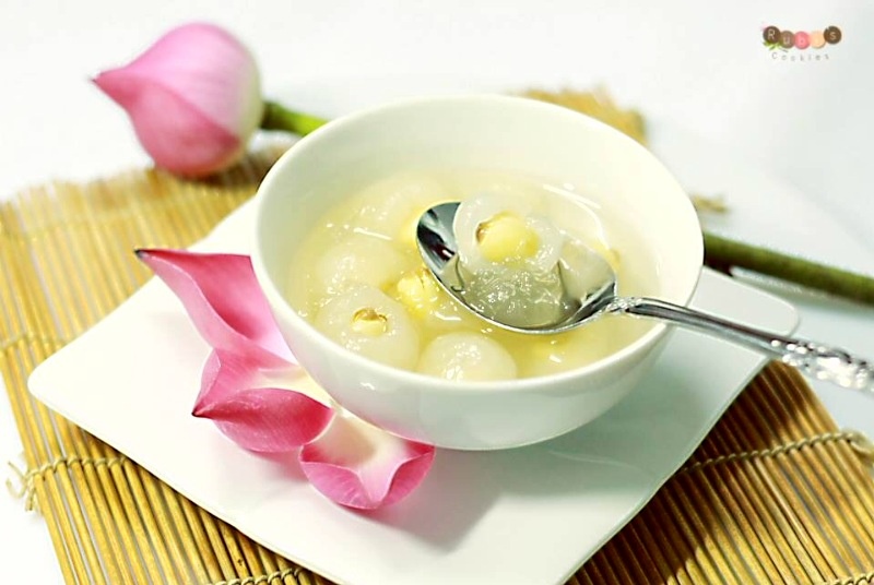 9. Chè hạt sen nhãn lồng: Với du khách nước ngoài, chè hạt sen nhãn lồng là một món ăn ngon, lạ miệng và đẹp mắt. Chỉ với ba thành phần đơn giản: hạt sen tươi, nhãn lồng tươi, và một bát nước dùng lạnh là bạn đã có thể tự tay chế biến một món chè độc đáo mà lại có lợi cho sức khỏe. Ảnh: Rubiscookies.