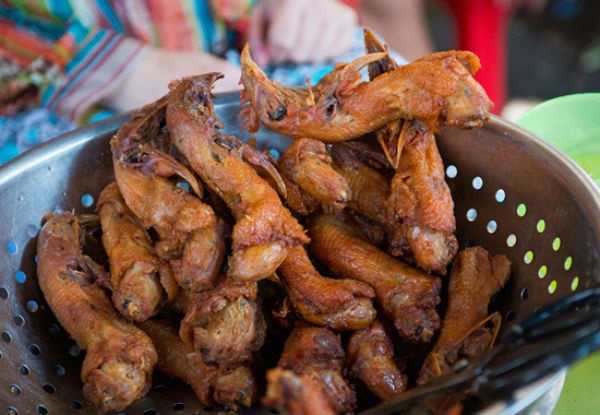 6. Đầu gà rán: Một món ăn đường phố cũng hấp dẫn của Việt Nam chính là món đầu gà rán. Đầu gà có thể không phải là sở thích của nhiều người nhưng nếu một lần được nếm thử món đầu gà rán này, chắc chắn bạn sẽ phải nghĩ lại. Sự thẩm thấu ngọt ngào của đầu, mỏ, và lưỡi gà tạo thành một hương vị khác biệt mà bạn không thể thấy ở những bộ phận khác.