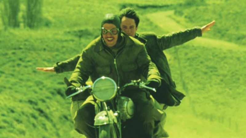 1. The Motorcycle Diaries (Hành trình Nam Mỹ): Bộ phim kể về những chuyến phiêu lưu bằng xe máy của hai chàng sinh viên y khoa trong vòng năm tháng trước khi tốt nghiệp. Đây là bộ phim dựa trên câu chuyện có thật liên quan đến nhà cách mạng Mỹ Latinh nổi tiếng Che Guevara khi ông 23 tuổi. 