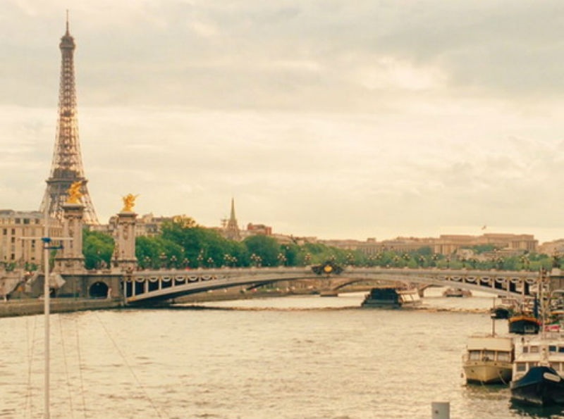 7. Midnight In Paris (Nửa đêm ở Paris): Nhân vật chính của bộ phim là Gil, một chàng nhà văn người Mỹ, cùng vị hôn thê xinh đẹp Inez đến Paris trong một kỳ nghỉ. Một người thì bị mê hoặc bởi vẻ đẹp lãng mạn, cổ kính của thủ đô nước Pháp, còn vị hôn thê của anh lại chìm đắm trong sự hiện đại của Paris.