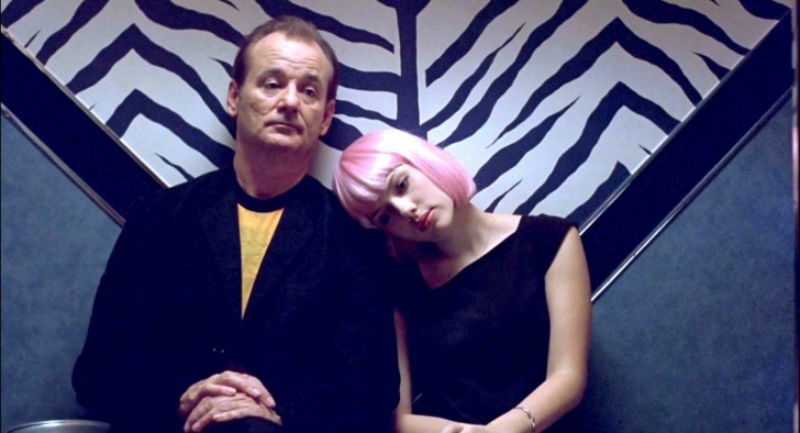 9. Lost In Translation (Lạc Lối ở Tokyo): Bộ phim xoay quanh 2 người Mỹ khác nhau về mọi mặt gặp gỡ tại một khách sạn ở Tokyo. Nhưng họ có một điểm chung là đều cảm thấy cô đơn, lạc lõng giữa thành phố Tokyo rộng lớn và tìm thấy sự đồng điệu, chia sẻ trong mắt nhau.